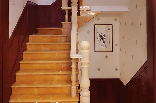 文登中式别墅室内汉白玉石楼梯的定制安装装饰效果